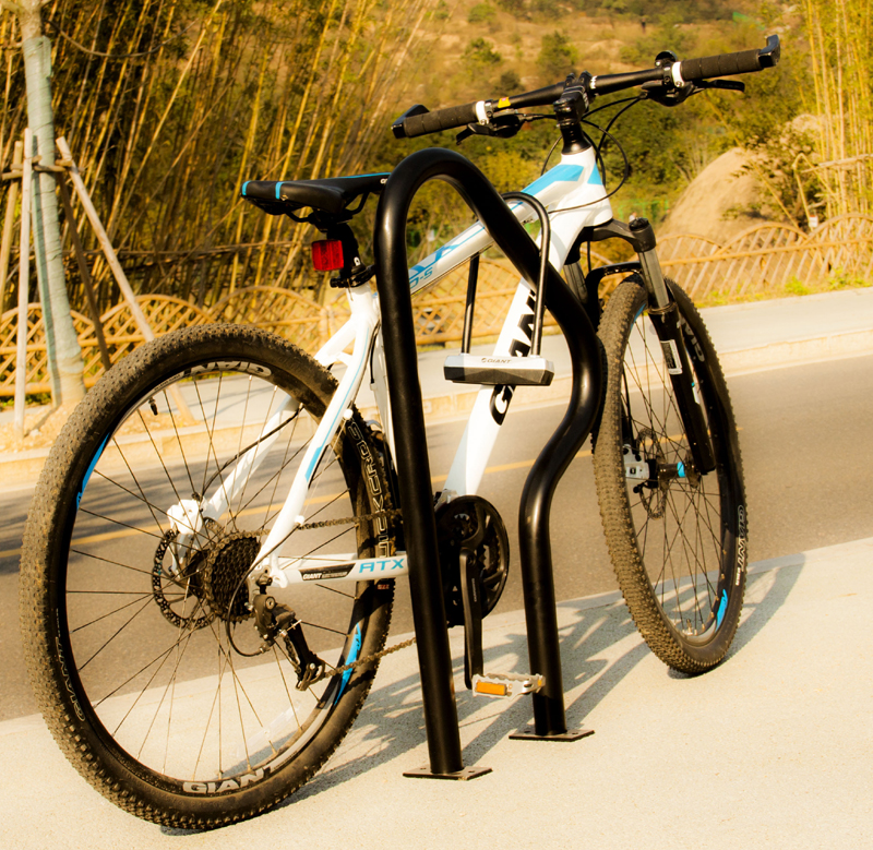 Černý ocelový zakřivený cyklus Bollard Bike Lockers Rack Cycle
